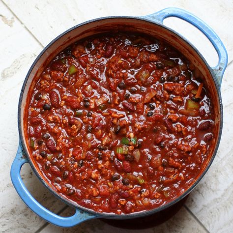 Il Chili con carne Bimby è una ricetta internazionale dal gusto intenso, profumato e piccante per stuzzicare il palato contro ogni banalità in cucina. Watching Football, Traditional Chili, Dark Beer, Chile Pepper, Clam Chowder, My Apartment, Chili Recipe, Beef Dishes, Chili Recipes