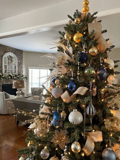 White And Gold Christmas Tree Ideas, Blue And Gold Christmas Tree Ideas, Blue And Yellow Christmas Tree, Christmas Tree Blue And Gold, Gold And Blue Christmas Tree, Blue And Gold Christmas Tree, Christmas Tree Roses, Gold And White Christmas Tree, Blue Christmas Tree Decorations