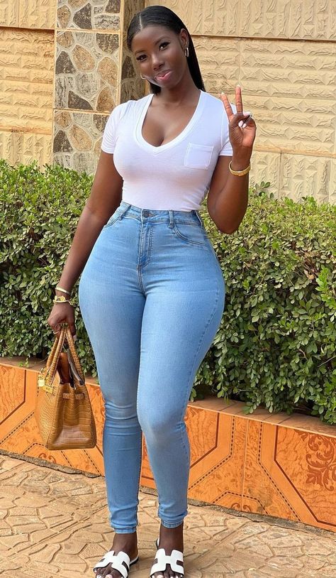 Thick Baddie Instagram Black, Cute Baddie Outfits, Curvy Girl Fashion, African Beauty, Girls Jeans, Cute Woman, Ssbbw Jeans, Baddie Outfits, Bollywood Actress