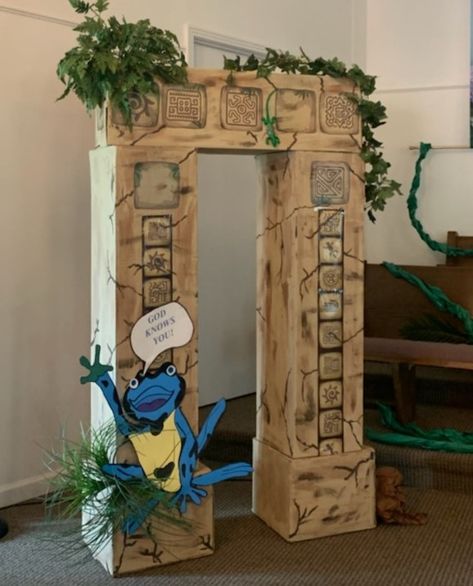 Treasured by God VBS-Ancient ruins from cardbord boxes Atlantis Theme, Sunday School Room Decor, Vbs Jungle, Egypt Vbs, Egyptian Decorations, Egypt Crafts, Jungle Temple, Sunday School Rooms, Jungle Decorations