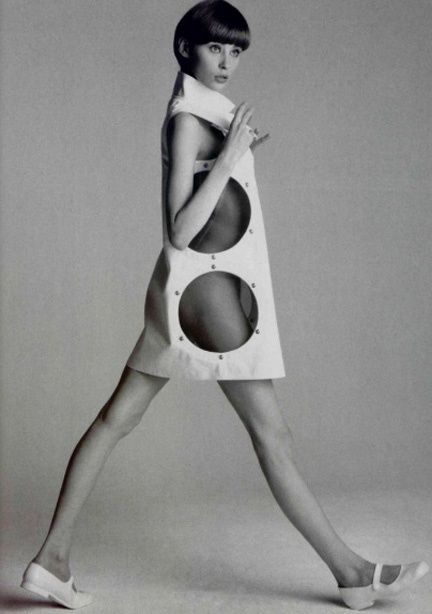 cool vintage dress with circle cutouts Andre Courreges Futuristic Fashion Design, 60s Space Age, Space Age Fashion, Andre Courreges, Style Année 60, Mode Retro, Jean Patou, Faye Dunaway, Fashion 1960s