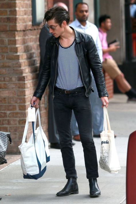 Alex Turner checking out of a hotel with Taylor Bagley in NYC on August 27th, 2015 Taylor Bagley, Rockabilly Men, Alex Arctic Monkeys, The Last Shadow Puppets, Snap Out Of It, Artic Monkeys, Mens Fashion Inspiration, Mens Outfit Inspiration, Estilo Punk