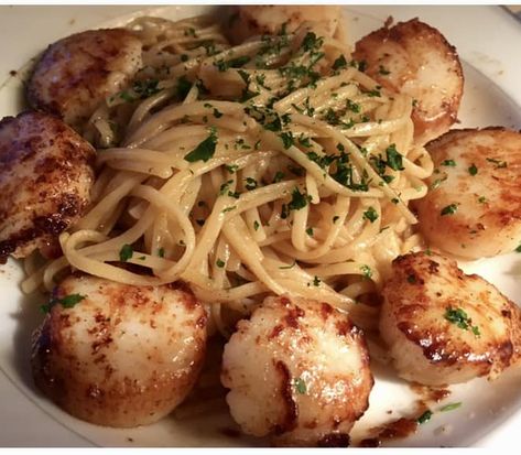 Linguine Aglio e Olio with Seared Scallops - Easy DIY Recipes Italian Scallops Recipe, Baked Clams Oreganata, Olive Oil Sauce, Scallop Pasta, Sausage Ragu, Fresh Scallops, Scallops Recipe, White Bean Soup Recipes, Olive Oil Butter