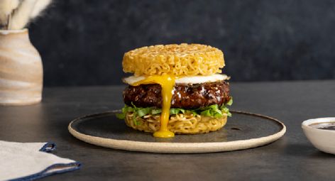 Ramen Teriyaki Burgers - Kikkoman Home Cooks Ramen Teriyaki, Teriyaki Burger, Asian Tacos, Ramen Burger, Teriyaki Burgers, Hamburger Dishes, Teriyaki Marinade, Ramen Noodle Soup, Grilled Chicken Thighs