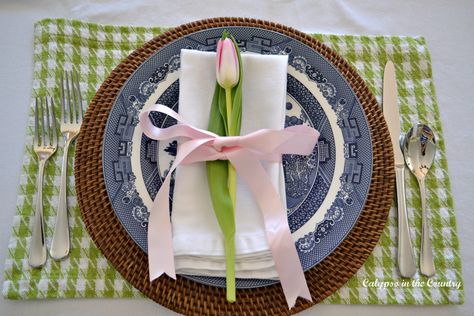 Spring Tulips on a Colorful Easter Table (2 Ways) Table Decorations Spring, Colorful Easter Table, Tablescapes Spring, Pretty Table Settings, Tulip Decor, Spring Table Settings, Diy Table Decor, Easter Table Settings, Easter Tablescapes