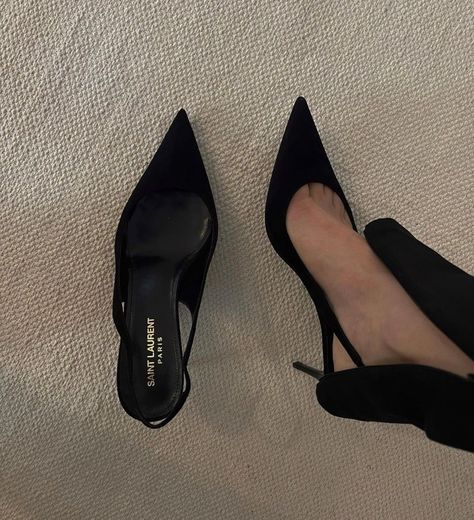 fa-s-sion Classy High Heels, Sepatu Pump, Black Heels Outfit, High Heels Elegant, Glamouröse Outfits, High Heels Outfit, Heels Elegant, Heels Aesthetic, Shoes Elegant