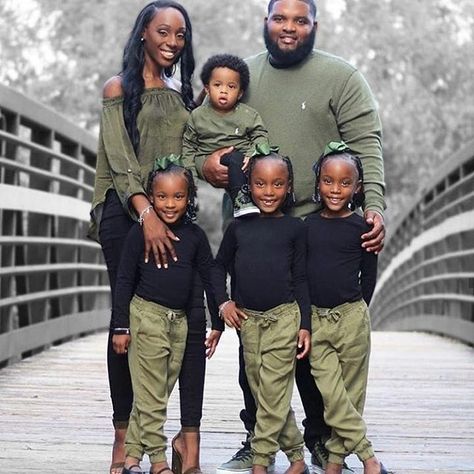 ✊ Black Families are beautiful.  www.sofydecor.com Promoting Positive Black Culture 365  #blacklove #blackfamily #blackunity #blackexcellence Fall Picture Outfits, Spring Family Pictures, Family Photo Outfit Ideas, Family Portrait Outfits, Family Photo Outfit, Photo Outfit Ideas, African American Family, Family Photoshoot Outfits, Black Family