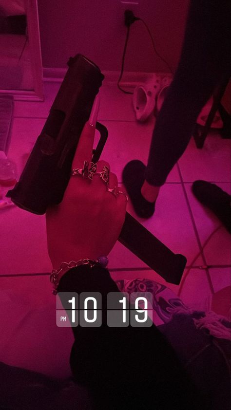 Ankle Monitor Aesthetic, Big Girl Toys, Thug Girl, Thug Style, Gangster Girl, Gangsta Style, Rich Girl Lifestyle, Chill Photos, Two Friends