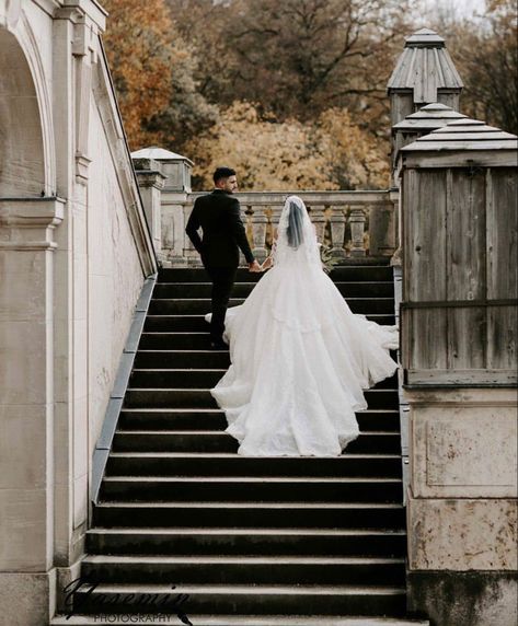 Wedding Photography Location, Bride Wedding Portraits, Wedding Photo Ideas On Stairs, Classic Wedding Portraits, Fairytale Wedding Photography, Stairway Wedding Photos, Wedding Photo Ideas Stairs, Small Elegant Wedding Ideas, Classy Wedding Photography