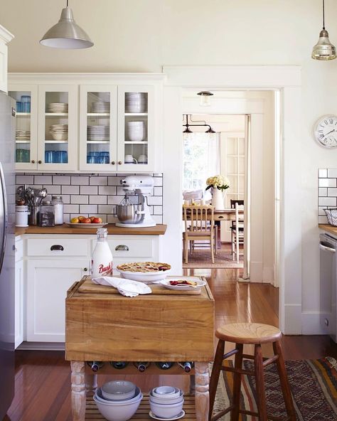 Tour Ben and Erin Napier's House - Home Town House Tour in Laurel, Mississippi Home Town Hgtv, Craftsman Cottage, Formica Countertops, Subway Tile Kitchen, Casa Vintage, Butcher Block Countertops, Home Town, Cottage Kitchen, Design Sponge