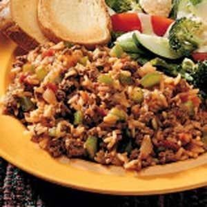 Beefy Spanish Rice Spanish Rice With Ground Beef, Spanish Rice Recipe With Ground Beef, Rice With Ground Beef, Cranberry Stuffing, Slow Cooker Barbacoa, Spanish Rice Recipe, Rice Recipes For Dinner, Breaking Bread, Dried Basil