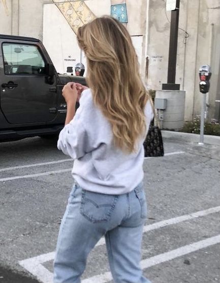 Aspyn Ovard Hair, 90s Soft Blonde Balayage, Healthy Blonde Hair Aesthetic, Girl With Dirty Blonde Hair, Vanilla Almond Butter Hair Balayage, Long Healthy Blonde Hair Aesthetic, Aspyn Ovard, Summer Blonde Hair, Soft Blonde