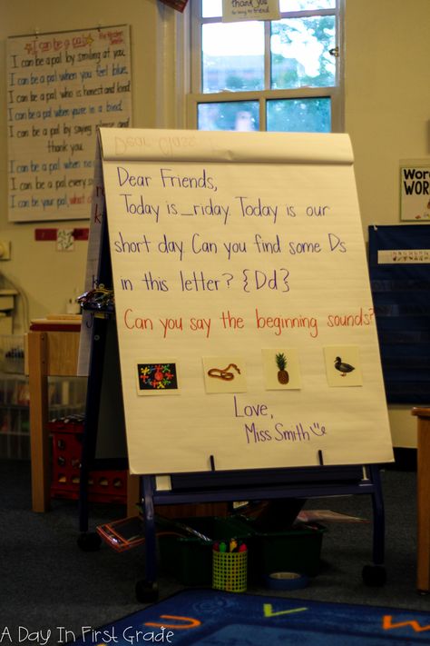 A Day in First Grade | How to set up a morning meeting in your kindergarten classroom Kindergarten Morning Message, Morning Message Kindergarten, Morning Meeting Activities, Kindergarten Anchor Charts, Transitional Kindergarten, Morning Activities, Preschool Circle Time, Responsive Classroom, Calendar Time