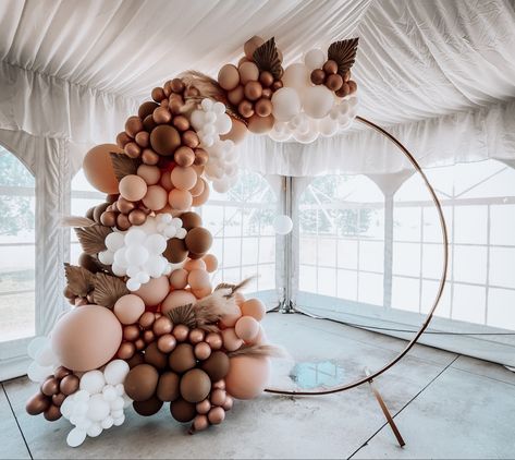 Balloon Ring With Pampas, Shades Of Brown Bridal Shower Decor, Shades Of Brown Party, Natural Birthday Party, Floral Balloon Arch, Bach Party Decorations, Baloon Garland, Balloon Ring, Brown Balloons