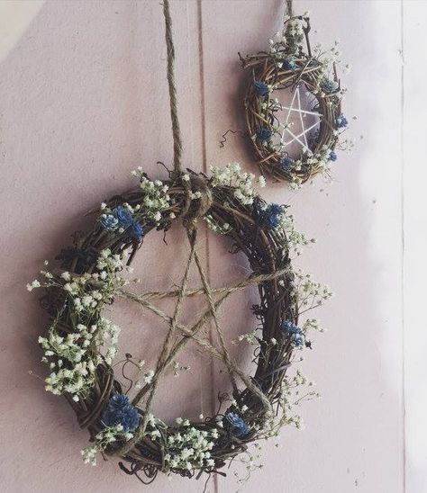 Home Wreaths, Wicca Goddess, Moldes Halloween, Diy Home Interior, Wiccan Crafts, Pagan Decor, Wiccan Decor, Pagan Crafts, Magia Das Ervas