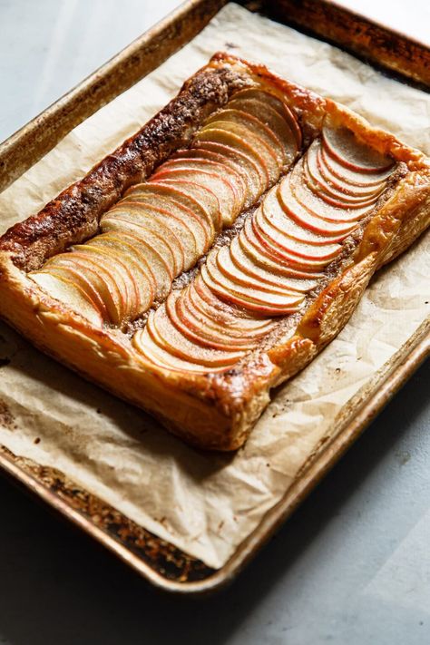 Elven Food, Puff Pastry Apple Tart, Ice Cream Puffs, Easy Holiday Dessert, Puff Pastry Apple, Sliced Apple, Apple Puff Pastry, Frangipane Tart, Easy Holiday Desserts