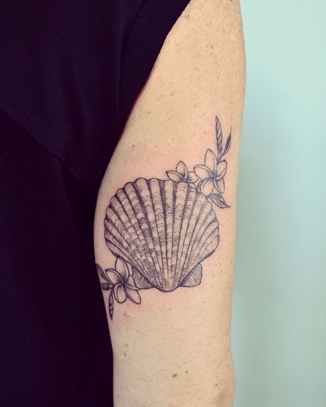 Seashell Flower Tattoo, Holly Tattoo, Seashell Tattoo, Funky Haircuts, Beach Tattoos, Shell Tattoo, Tattoo 2023, Hawaii Tattoos, Seashell Tattoos