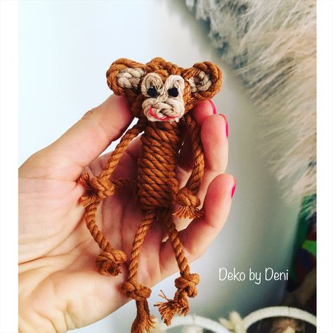 Instagram: @deko_by_deni Macrame Animals Tutorials, Macrame Stuffed Animal, Macrame People, Macrame Style, Art Macramé, Craft Work For Kids, Macrame Plant Hanger Tutorial, Sewing Kids Clothes, Macrame Bag