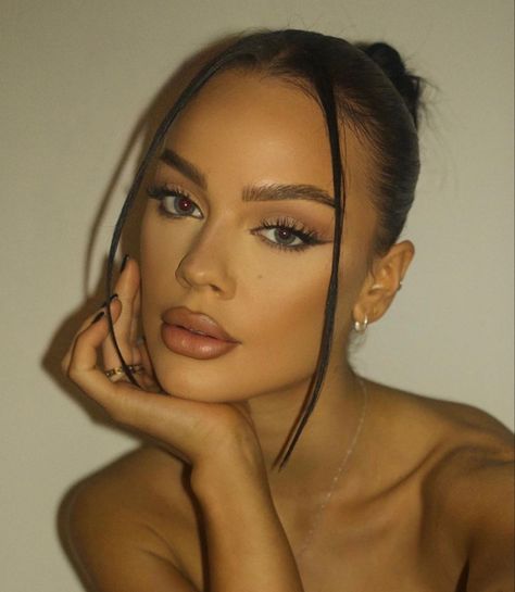 Madison Sarah, Glowy Skin Makeup, Winged Eyeliner Makeup, Wedding Hairstyles And Makeup, 90s Makeup, Simple Prom Hair, Glossy Makeup, Black Eyeshadow, Matte Makeup