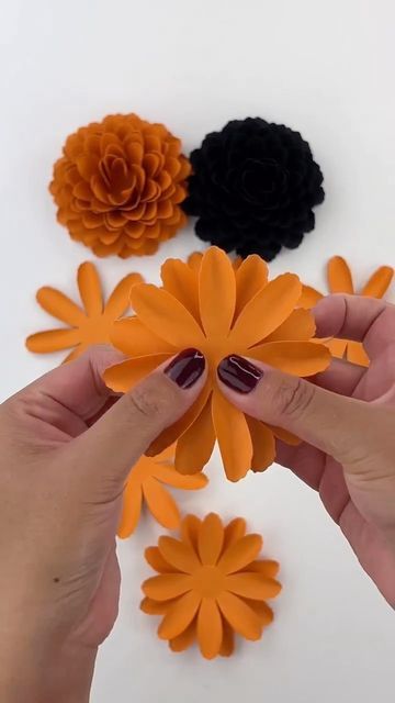 Cricut Fall Flowers, Marigold Flower Pattern, Marigold Flower Paper Craft, Marigold Flower Template, Marigold Paper Flower Template, Halloween Paper Flowers Diy, Marigold Paper Flower, Paper Marigolds Diy, Marigold Template