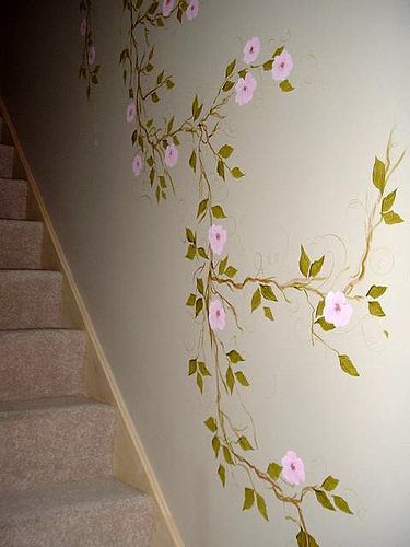 Hand Painted Vines On Walls, Vine Painted On Wall, Plants Painted On Walls, Vine Flower Painting, Vines Painting On Wall, Vines Painted On Walls, Vine Mural Wall, Stairway Wall Painting Ideas, Wall Painted Flowers