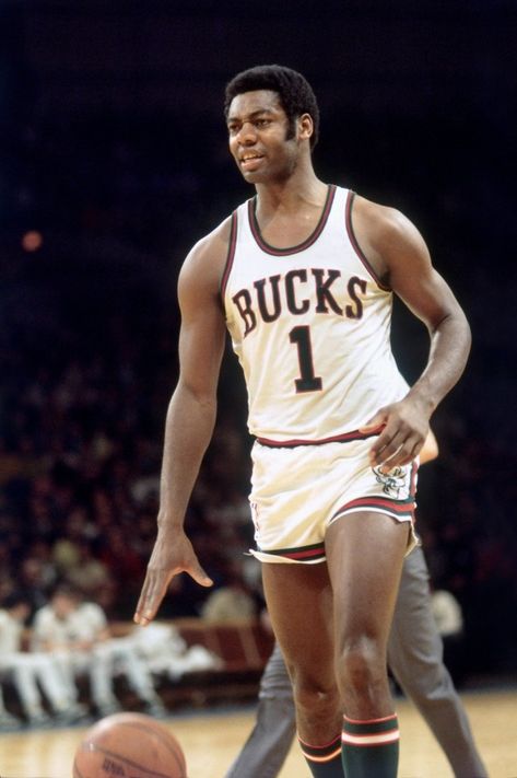 Nba Superstars, Basketball Wallpapers, Bucks Basketball, Oscar Robertson, Nba History, Basket Nba, School Basketball, Basketball Leagues, Nba Legends