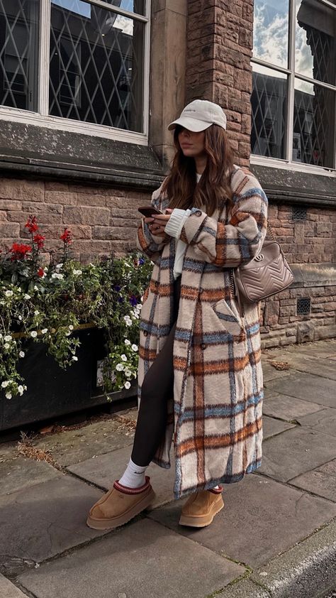 Oversized coat, mens coat, BOOHOO, ASOS, checked pattern, check coat, neutral tones, autumn fashion, uggs, gucci, handbag, casual look Long Checked Coat Outfit, Brown Plaid Coat Outfit, Plaid Trench Coat Outfit, Checked Coat Outfit, Oversized Coat Outfit, Brown Plaid Coat, Plaid Coat Outfit, Oversized Pattern, Plaid Trench Coat