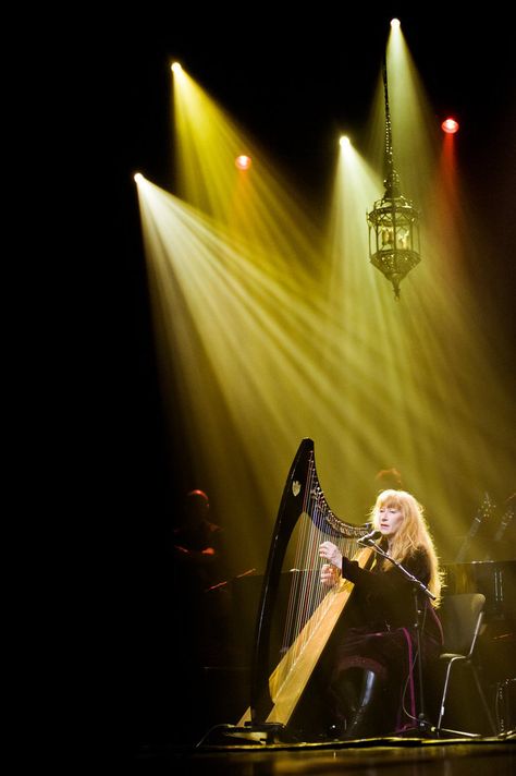 One of my favorite artists, Loreena mckennit Aching Heart, Loreena Mckennitt, Harps Music, Celtic Music, Irish Music, Folk Instruments, Harbin, Music Music, Ear Plugs