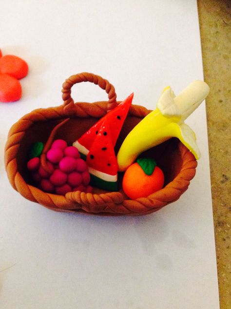 Fruit basket in polymer clay / fimo ! It's a good gift :) Polymer Clay Fruit, Clay Fruit, Clay Model, Fruit Crate, Fruit Basket, Diy Clay, Paper Crafts Diy, Crafts Diy, 3d Art