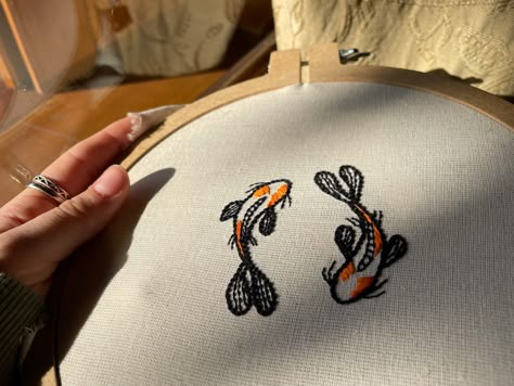 Embroidery Coy Fish, Koi Reference, Goldfish Embroidery, Koi Embroidery, Koi Fish Embroidery, Koi Fishes, Coy Fish, Embroider Ideas, Cloth Making