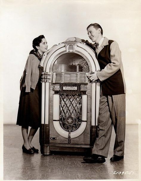 Elizabeth Taylor and George Murphy from the 1947 film Cynthia Jukebox Vintage, Play That Funky Music, Vinyl Player, Music Machine, Fine Photography, Jukeboxes, Old Quotes, Vintage Radio, Elizabeth Taylor