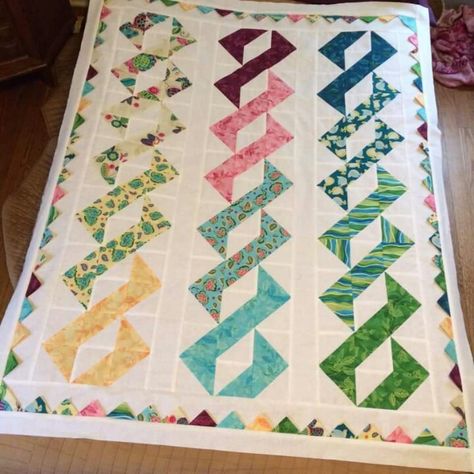 Made like a barber pole Snake Quilt, Hst Blocks, Hst Quilt, Half Square Triangle Quilts Pattern, Charm Square Quilt, Triangle Quilt Pattern, Prairie Points, Triangle Quilts, Charm Pack Quilts