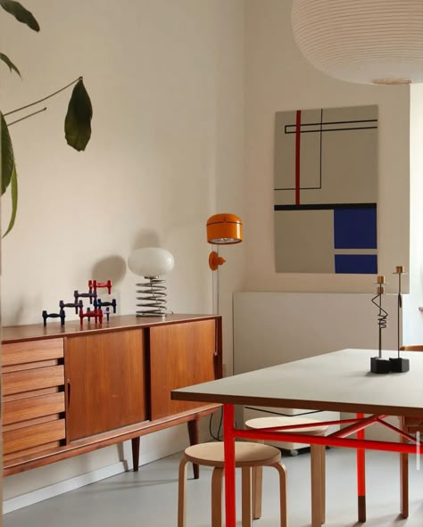 Primary Colors Design, Memphis Style Interior, Bauhaus Minimalism, Barcelona Chairs, Bauhaus Interior, Old Apartments, Color Home, Mid Century Living, Mid Century Living Room