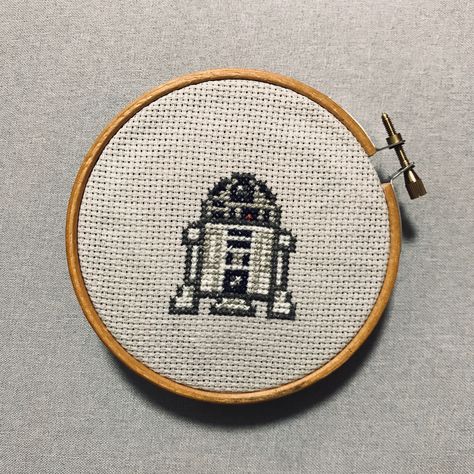 Star Wars Embroidery Patterns, Star Wars Cross Stitch, Star Wars Embroidery, R2d2 Star Wars, Star Wars Quilt, Beginner Cross Stitch, Embroider Ideas, Star Wars R2d2, Dmc Embroidery