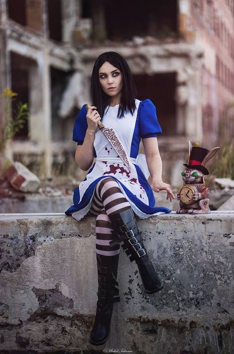 Alice Madness Returns Cosplay, Halloween Alice In Wonderland, Cosplay Poses, Alice In Wonderland Outfit, American Mcgee, Dark Costumes, American Mcgee’s Alice, Dark Alice In Wonderland, Alice Costume