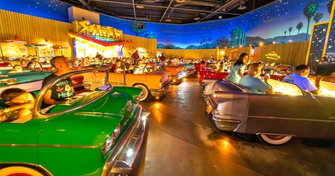 Dine With A Difference At 7 Florida Restaurants With Unique Family-Friendly Ambiance Cinema Idea, Dine In Theater, Watch Old, 50s Diner, Disney's Hollywood Studios, Car Style, Backyard Movie, Florida Restaurants, Restaurant Ideas