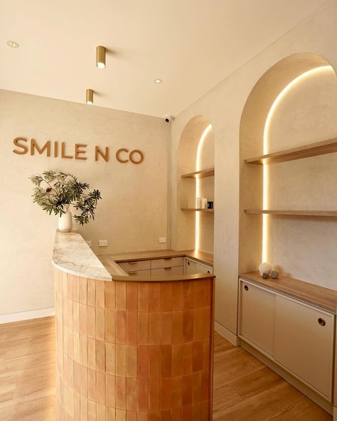 C O M M E R C I A L D E S I G N Design - @maccallum_projects Build - @salthousebuilding Micro cement - @raw_surfaces Business - @smilenco_ #design #designer #reception #dental #commerciallighting #microcement #featurewall #arch #interior #interiordesign #desk #tile #welcome #love #instagram #instagood #instamood #mornington #morningtonpeninsula #morningtonpeninsulabuilders #morningtonpeninsulabusiness #maccallumprojects Aesthetic Reception Desk, Reception Desk Decorations Ideas, Welcoming Reception Area, Therapy Practice Interior, Yoga Studio Front Desk, Tiled Reception Desk, Therapy Clinic Interior Design, Clinic Reception Design, Reception Area Interior Design