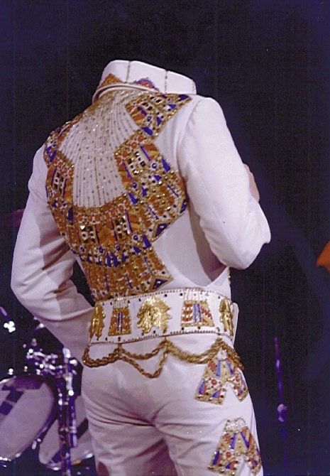 October 22, 1976, Elvis performed at the University of Illinois Assembly Hall in Champaign, Illinois for 17,000 fans. Elvis wore the Inca Gold Leaf jumpsuit. Elvis Presley Outfits Women, Elvis Costume Womens, Elvis Clothes, Elvis Vegas, Elvis Style, Elvis Costume, Elvis Pictures, Champaign Illinois, Elvis Jumpsuits