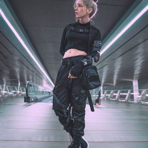 What did we think about her fit? 🤔 -  Follo Galactic Fashion, Techwear Girl Outfit, Techwear Girl, Techno Style, Looks Hip Hop, Tech Wear Fashion, Techwear Outfits, Techwear Fashion, Cyberpunk Clothes