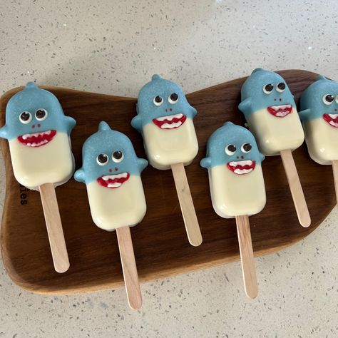 Cake pops IG @treatsbyjill Shark Pretzel Rods, Shark Rice Krispie Treats, Shark Cakesicles, Shark Theme Treats, Shark Macarons, Cake Pops, Cake