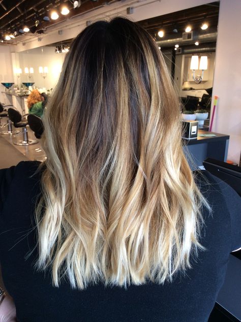 Ombré balayage with dark brown root. Warm blonde balayage Dark Ombre Hair, Brown To Blonde Balayage, Rambut Brunette, Blond Ombre, Blond Balayage, Warm Blonde, Brunette Balayage Hair, Balayage Hair Blonde, Short Hair Balayage