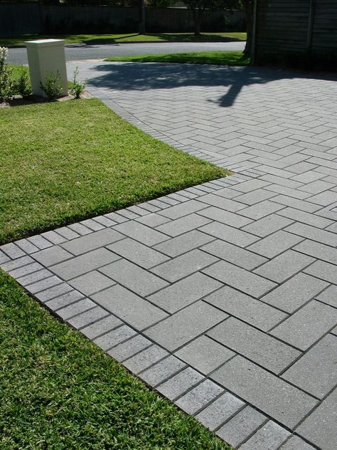 Front Yard Walkway, Garden Ideas Driveway, Outdoor Pavers, Driveway Ideas, Paver Designs, Paving Design, Driveway Paving, Walkway Landscaping, Patio Pavers Design