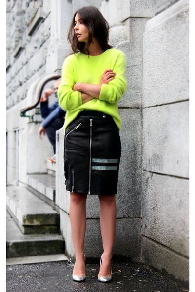 Este es un outfit que indudablemente lo podríamos ver en Alexa Chung. Verde neón en el suéter, negro en la falda de pìel y plateado, tanto en detalles de esta última prenda, como en las zapatillas. Green Sweater Outfit, Green Skirt Outfits, Lime Green Skirt, Lime Green Sweater, Neon Sweater, Outfit Inspiration Women, Neon Outfits, Neon Fashion, Green Outfit