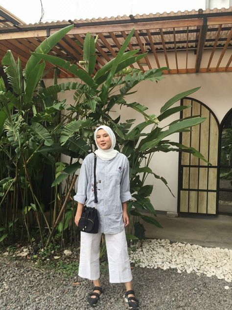 Ootd Oversized Hijab, Ootd Oversize, Style Hijab Simple, Oversized Shirt Outfit, Ootd Korean, Hijab Simple, Casual Hijab, Pose Style, Ootd Inspo