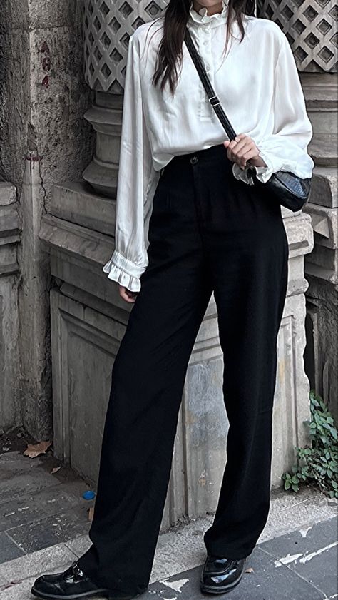 Pants Old Money Outfits, Dark Academia X Old Money Outfits, Classic Dark Academia Outfits, Dark Academia Outfit Black And White, Dark Academia Aesthetic Outfit Black, Old Money Aesthetic Outfit Pants, Dark Academia Outfit Women Black, Old Money Aesthetic Outfit Summer Casual, Old Money Academia Outfits