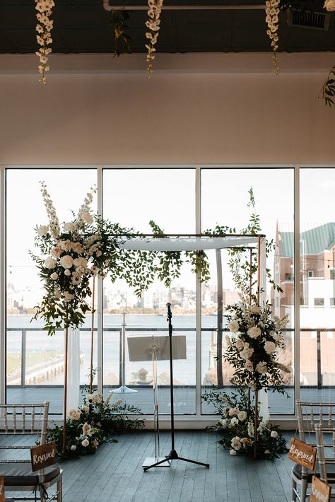 A hic, minimalist copper chuppah with neutral, asymmetrical floral bursts. Loving this beautiful color palette of warm whites, blushes, browns, with pops of dark burgundy! (photo: Tori Kelner) Copper Chuppah, Chuppah Wedding, Chic Fall Wedding, Warm Whites, Wedding Chuppah, Welcome Flowers, Wedding Indoor, Table Garland, Boho Chic Design