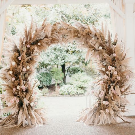 Circle arch covered in pampas grass and blush roses at an outdoor wedding ceremony. Boho Wedding Ceremony Arch, Boho Chic Fall, Fall Garden Wedding, Boho Wedding Ceremony, Bridal Alterations, Wedding Arches, Wedding Ceremony Arch, Garden Weddings Ceremony, Garden Venue