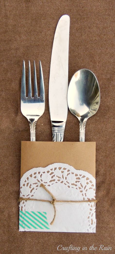 Doily and Paper Utensil Wrappers - super cute and easy way to spice up a dinner table! Paper Doily Crafts, Diy Collage, Pocket Craft, Doilies Crafts, Silverware Holder, Lace Doily, Wedding Place Settings, Paper Doilies, Holiday Dinner