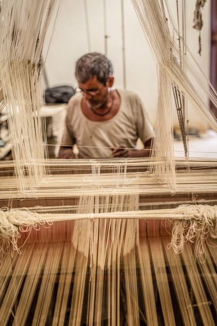 Handloom Weaving Photography, Mughal Prints, Documentary Ideas, Indian Interior Design, Indian Interiors, Handloom Weaving, India Photography, Retro Photography, Man Weave