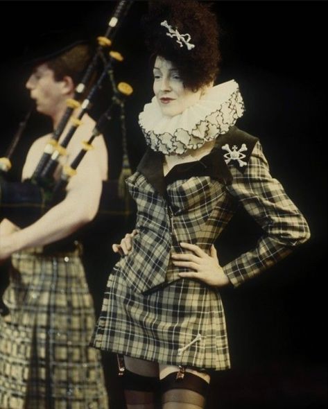 Vivienne Westwood’s Autumn/Winter 1997-98 “Five centuries ago” collection Punk Fashion 70s, Vivienne Westwood Punk, Vivienne Westwood Designs, Vivienne Westwood Fashion, Vivienne Westwood Dress, 90s Runway Fashion, The Vivienne, Womenswear Fashion, Feb 5